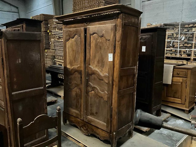 Antieke 2-deurs houten kledingkast - afbeelding 1 van  3