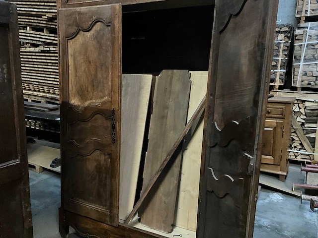 Antieke 2-deurs houten kledingkast - afbeelding 3 van  3