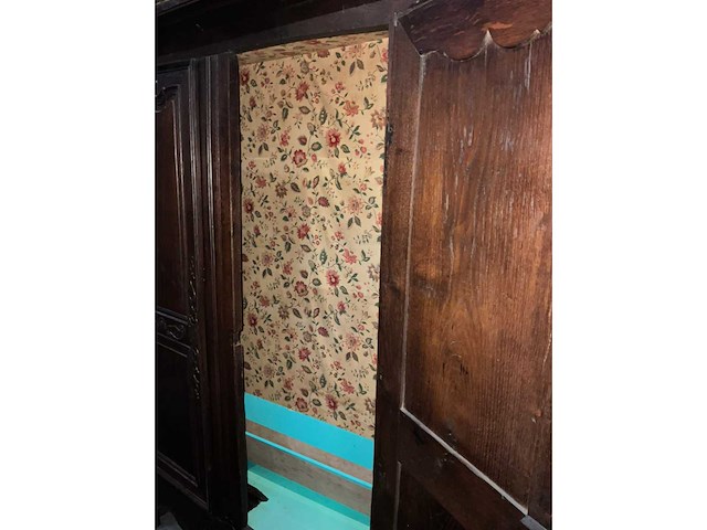 Antieke 2-deurs houten kledingkast - afbeelding 4 van  4