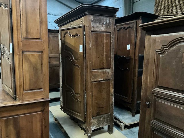 Antieke 2-deurs houten kledingkast - afbeelding 1 van  5