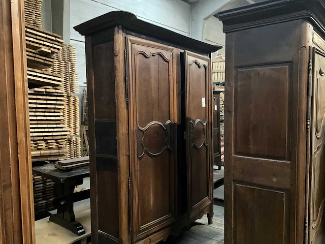 Antieke 2-deurs houten kledingkast - afbeelding 1 van  5