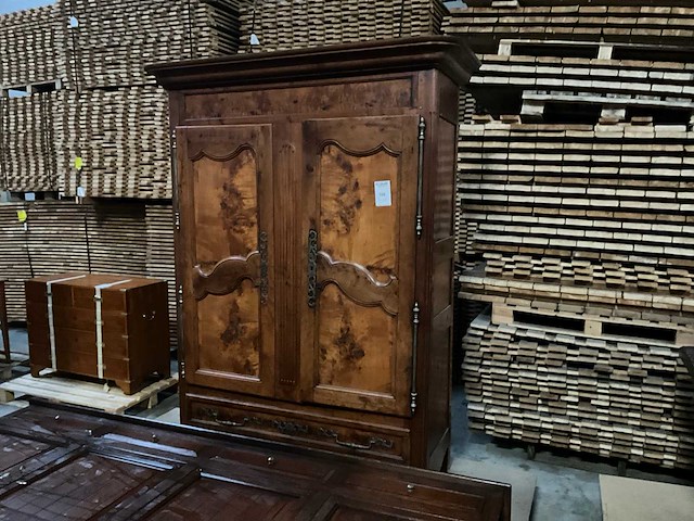 Antieke 2-deurs houten kledingkast - afbeelding 1 van  5