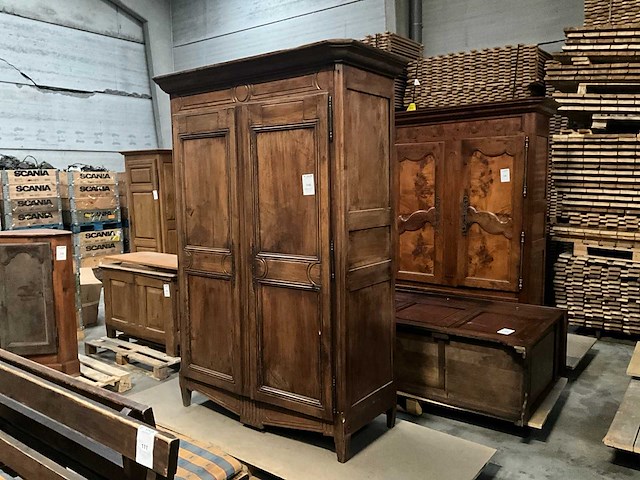 Antieke 2-deurs houten kledingkast - afbeelding 1 van  5