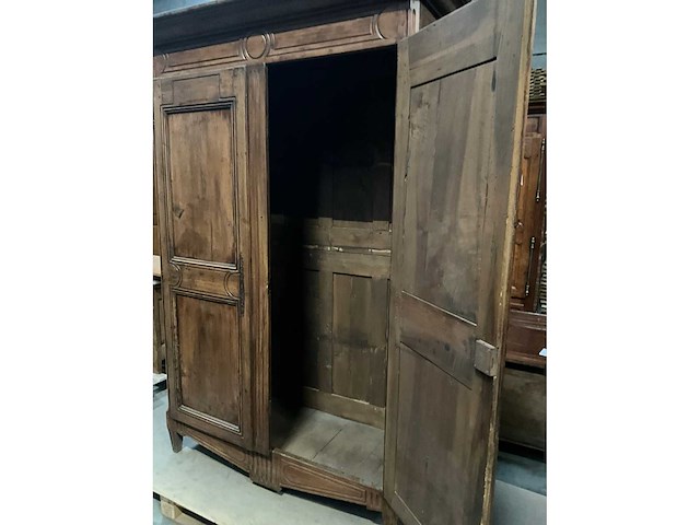 Antieke 2-deurs houten kledingkast - afbeelding 5 van  5