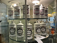 Antieke apotheek potten (11x) met opschrift - afbeelding 1 van  3