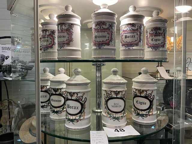 Antieke apotheek potten (11x) met opschrift - afbeelding 2 van  3