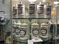 Antieke apotheek potten (11x) met opschrift - afbeelding 2 van  3