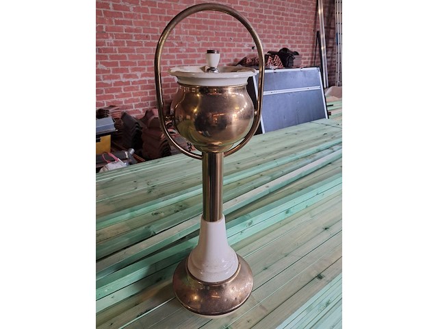 Antieke asbak op voet h600 mm - afbeelding 1 van  3