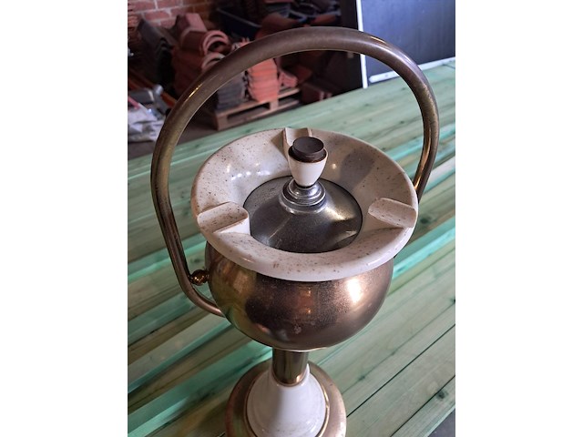 Antieke asbak op voet h600 mm - afbeelding 2 van  3