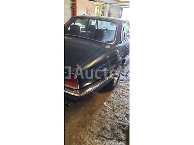 Antieke auto - jaguar - xj6 - afbeelding 9 van  11