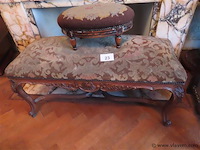 Antieke bank en voetbankje