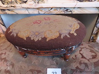 Antieke bank en voetbankje - afbeelding 2 van  3