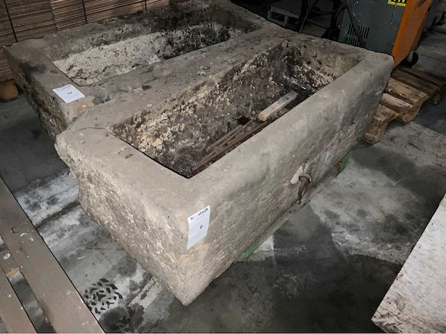 Antieke blauwsteen voederbak - afbeelding 1 van  3