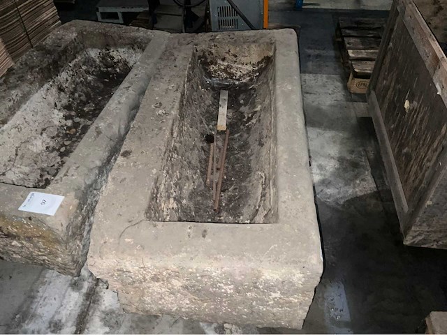 Antieke blauwsteen voederbak - afbeelding 2 van  3