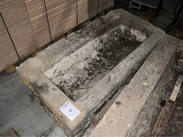 Antieke blauwsteen voederbak - afbeelding 1 van  3