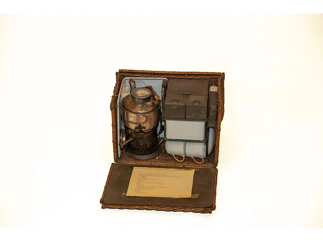 Antieke britse picknickmand met theeset / 'drew &... - afbeelding 1 van  5