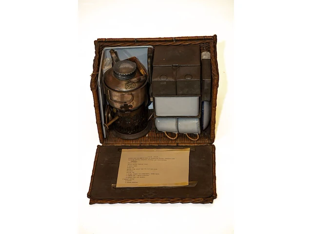 Antieke britse picknickmand met theeset / 'drew &... - afbeelding 2 van  5
