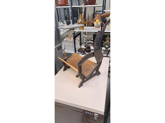 Antieke broodsnijder - afbeelding 2 van  2