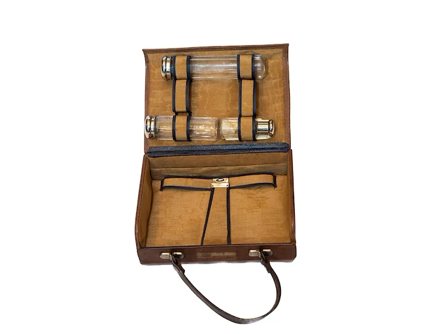 Antieke compacte lederen toiletkoffer "a. s. r." - afbeelding 2 van  3