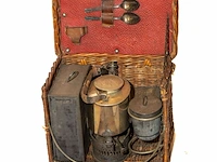 Antieke gevlochten picknickmand met theeset...