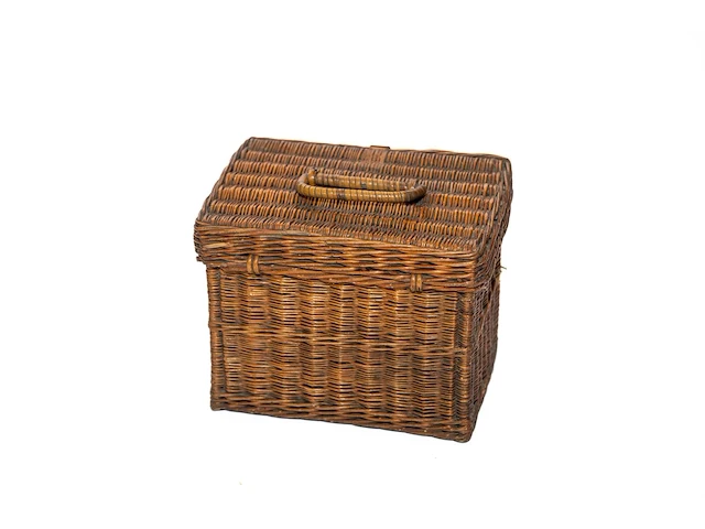 Antieke gevlochten picknickmand met theeset... - afbeelding 2 van  3