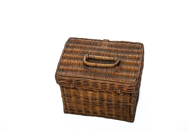 Antieke gevlochten picknickmand met theeset... - afbeelding 3 van  3