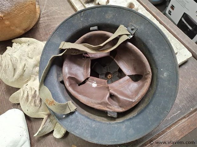 Antieke helm - afbeelding 2 van  2