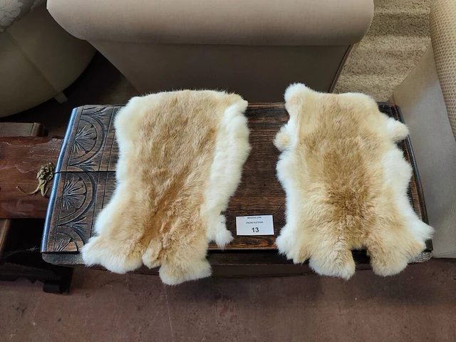Antieke houten hangoortafel met bewerkt blad en gedraaide poten, 2 beige-witte konijnenvachten - afbeelding 3 van  7