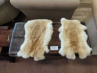 Antieke houten hangoortafel met bewerkt blad en gedraaide poten, 2 beige-witte konijnenvachten - afbeelding 3 van  7