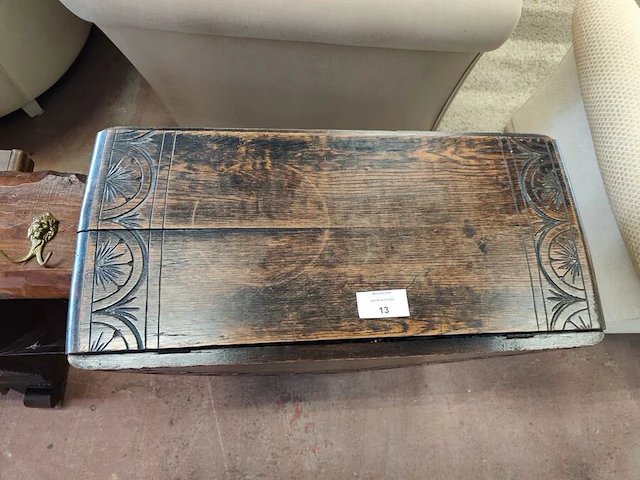 Antieke houten hangoortafel met bewerkt blad en gedraaide poten, 2 beige-witte konijnenvachten - afbeelding 4 van  7
