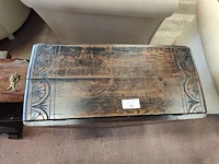 Antieke houten hangoortafel met bewerkt blad en gedraaide poten, 2 beige-witte konijnenvachten - afbeelding 4 van  7
