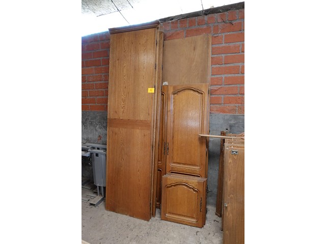 Antieke houten kast + diverse stoelen - afbeelding 1 van  5
