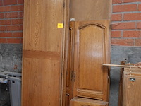 Antieke houten kast + diverse stoelen - afbeelding 1 van  5