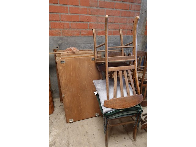 Antieke houten kast + diverse stoelen - afbeelding 2 van  5
