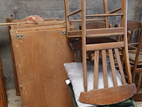 Antieke houten kast + diverse stoelen - afbeelding 2 van  5