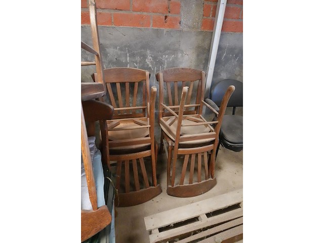 Antieke houten kast + diverse stoelen - afbeelding 3 van  5