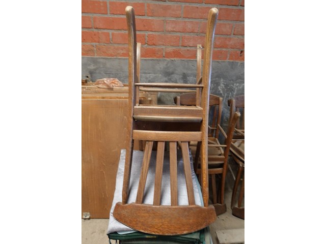 Antieke houten kast + diverse stoelen - afbeelding 4 van  5