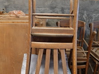 Antieke houten kast + diverse stoelen - afbeelding 4 van  5