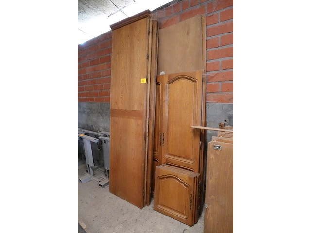 Antieke houten kast + diverse stoelen - afbeelding 5 van  5