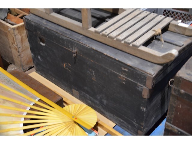 Antieke houten koffer + slede - afbeelding 1 van  2