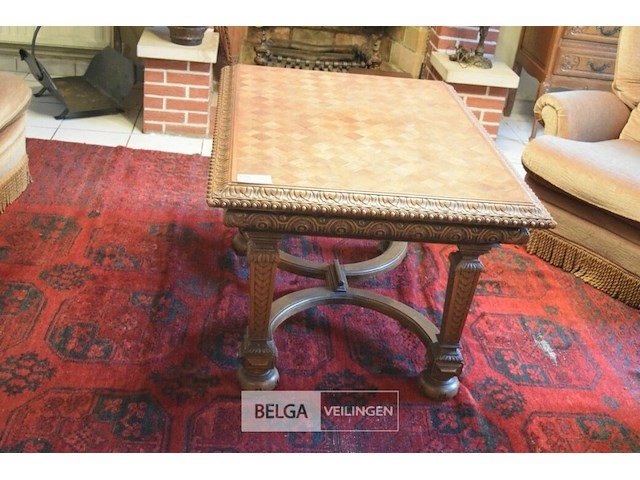 Antieke houten tafel met een ingelegd patroon en sierlijke poten - afbeelding 1 van  2