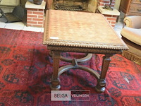 Antieke houten tafel met een ingelegd patroon en sierlijke poten - afbeelding 1 van  2