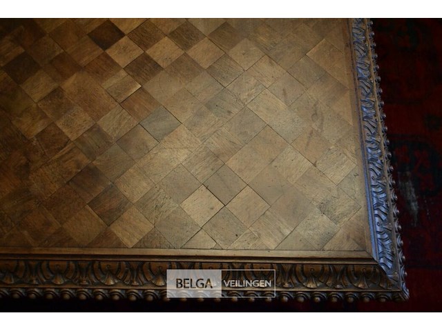Antieke houten tafel met een ingelegd patroon en sierlijke poten - afbeelding 2 van  2