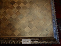 Antieke houten tafel met een ingelegd patroon en sierlijke poten - afbeelding 2 van  2