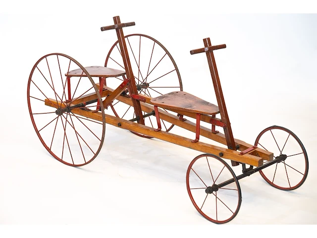 Antieke houten tandem kindercar / trapfiets... - afbeelding 1 van  1
