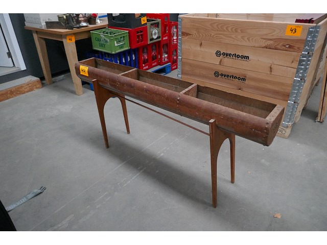 Antieke houten trog op poten - afbeelding 1 van  3