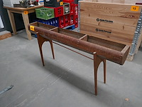 Antieke houten trog op poten - afbeelding 1 van  3