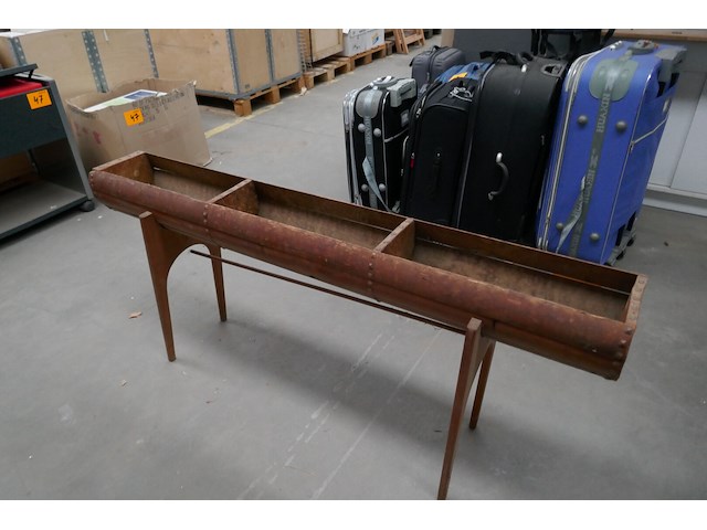 Antieke houten trog op poten - afbeelding 3 van  3