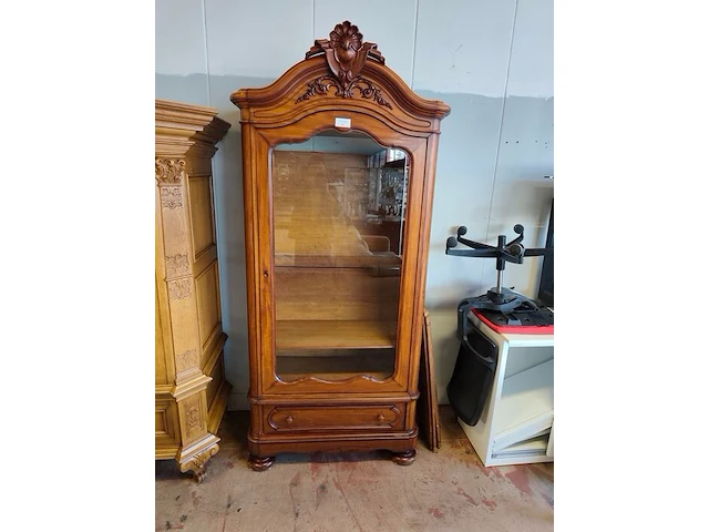 Antieke houten vitrinekast in lodewijk xv-stijl met een enkel glasdeur, een onderste lade en een uitgesneden kuif - afbeelding 1 van  6