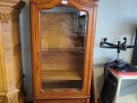 Antieke houten vitrinekast in lodewijk xv-stijl met een enkel glasdeur, een onderste lade en een uitgesneden kuif